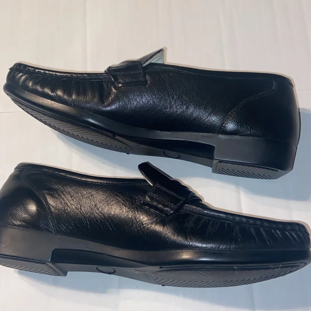 Black leather loafers by Deer Stags comfort footwear size 10M